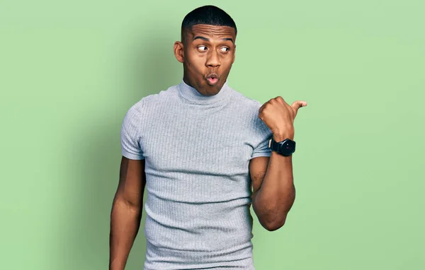Νεαρός Μαύρος Άνδρας Φορώντας Casual Shirt Έκπληκτος Δείχνοντας Χέρι Δάχτυλο — Φωτογραφία Αρχείου