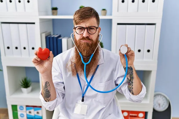 Rudowłosy Mężczyzna Długą Brodą Mundurze Lekarza Trzymający Serce Stetoskop Depresji — Zdjęcie stockowe