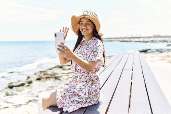 Young Latin Girl Wearing Summer Hat Making Selfie Smartphone Sitting — Stock Photo, Image