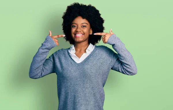 Genç Afro Amerikan Kadın Kıyafetleri Giyip Gülümsüyor Parmaklarıyla Ağzıyla Işaret — Stok fotoğraf