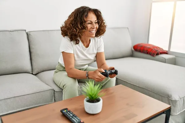 Střední Věk Hispánská Žena Usmívá Sebevědomě Hrát Videohry Doma — Stock fotografie