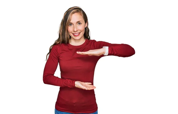 Νεαρή Ξανθιά Γυναίκα Φορώντας Casual Ρούχα Gesturing Χέρια Που Δείχνουν — Φωτογραφία Αρχείου
