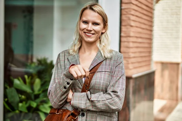 Joven Mujer Negocios Rubia Sonriendo Feliz Sosteniendo Gafas Ciudad —  Fotos de Stock