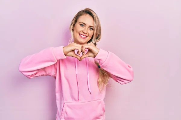 Vacker Ung Blond Kvinna Bär Rosa Tröja Ler Kärlek Gör — Stockfoto