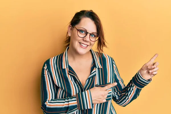 Jonge Blanke Vrouw Met Casual Kleding Bril Lachend Kijkend Naar — Stockfoto