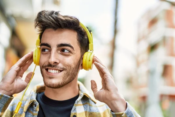 Hombre Hispano Guapo Sonriendo Feliz Confiado Ciudad Usando Auriculares Con — Foto de Stock