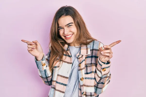 Joven Chica Caucásica Con Ropa Casual Sonriendo Confiado Señalando Con — Foto de Stock