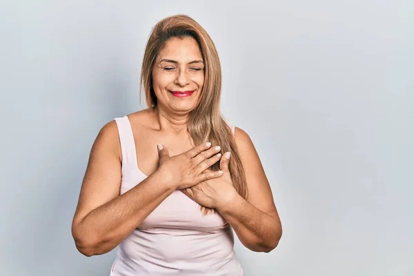 Mujer Hispana Mediana Edad Vistiendo Estilo Casual Con Camisa Sin — Foto de Stock