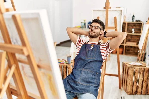 Ung Arabisk Konstnär Man Avslappnad Med Händerna Huvudet Konst Studio — Stockfoto
