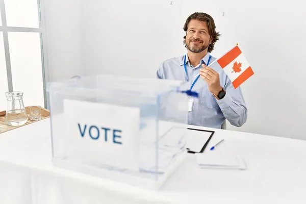 Biały Mężczyzna Średnim Wieku Uśmiecha Się Pewnie Trzymając Flagę Kanady — Zdjęcie stockowe