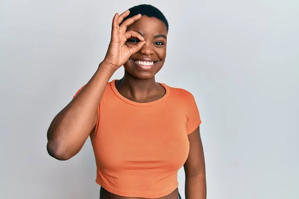 Young African American Woman Wearing Casual Orange Shirt Doing Gesture — Stock fotografie