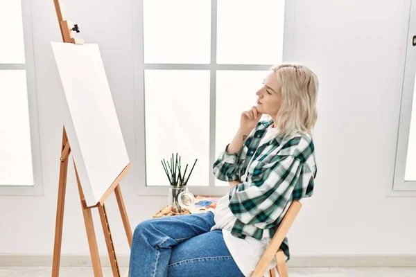 Jong Kunstenaar Student Meisje Geconcentreerd Zoek Canvas Kunst Studio — Stockfoto