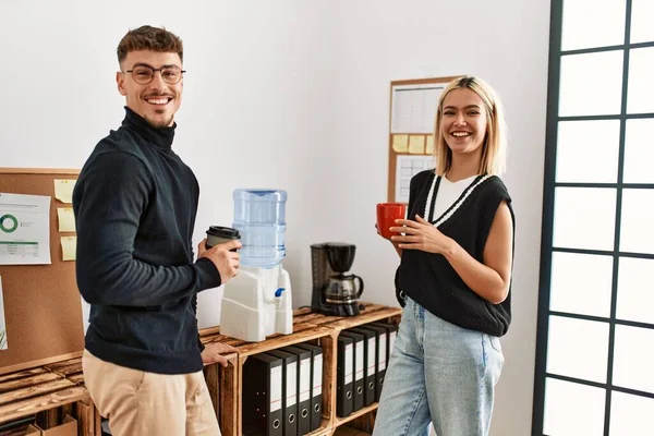 Dos Trabajadores Negocios Sonriendo Feliz Bebiendo Café Oficina —  Fotos de Stock