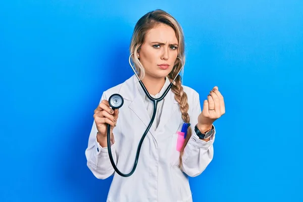 Linda Jovem Loira Médico Mulher Segurando Estetoscópio Fazendo Gesto Italiano — Fotografia de Stock