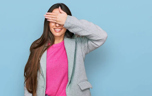 若いヒスパニック系の女の子は ビジネス服を着て笑顔と驚きのために目をカバー顔に手で笑う 視覚障害の概念 — ストック写真