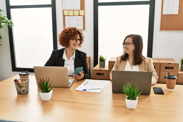 Grupo Dos Mujeres Que Trabajan Oficina Mujer Madura Síndrome Chica —  Fotos de Stock