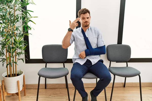 Yakışıklı Genç Adam Bekleme Odasında Kolundan Yaralanmış Bir Şekilde Oturuyor — Stok fotoğraf