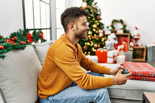 Mladý Arabský Muž Hraje Videohry Sedí Pohovce Vánočního Stromku Doma — Stock fotografie
