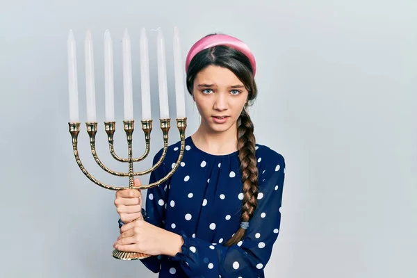 Menina Morena Jovem Segurando Menorah Hanukkah Vela Judaica Sem Noção — Fotografia de Stock