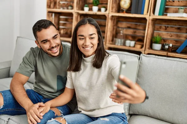 Молода Латинська Пара Посміхається Щасливий Робить Селфі Допомогою Смартфона Вдома — стокове фото