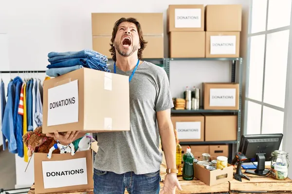 Hombre Guapo Mediana Edad Sosteniendo Caja Donaciones Para Caridad Stand — Foto de Stock