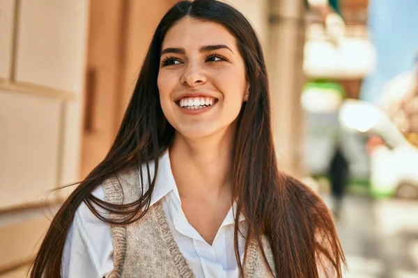 Jonge Spaanse Vrouw Glimlachend Gelukkig Staande Stad — Stockfoto