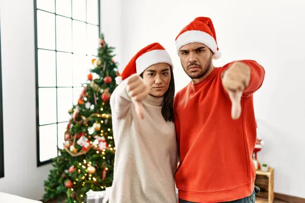 Noel Ağacının Yanında Duran Genç Spanyol Çift Mutsuz Kızgın Görünüyor — Stok fotoğraf