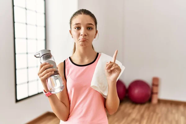 Junge Brünette Teenager Sportkleidung Mit Wasserflasche Der Hand Die Nach — Stockfoto