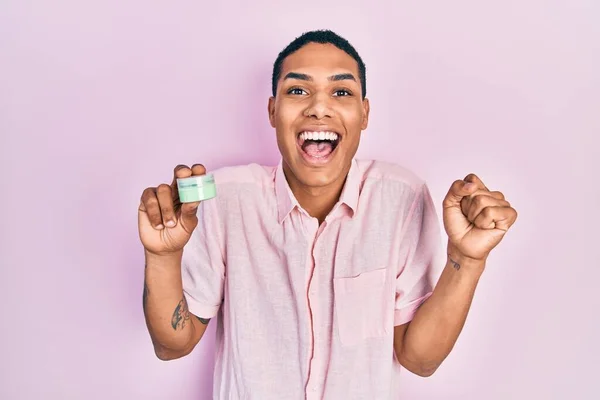 Jonge Afro Amerikaanse Man Met Gezicht Vochtinbrengende Crème Schreeuwen Trots — Stockfoto