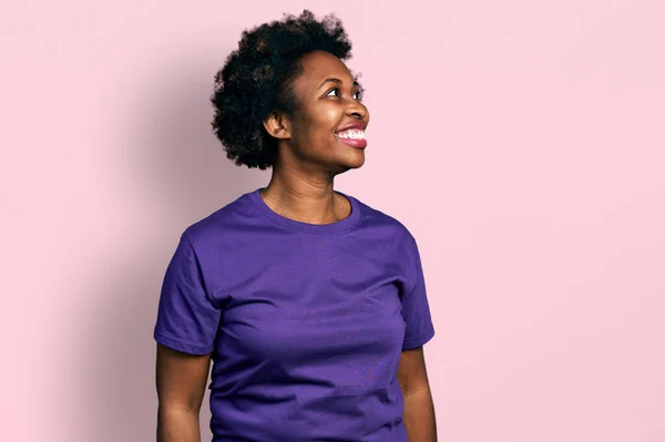 Mujer Afroamericana Con Pelo Afro Vistiendo Casual Camiseta Púrpura Mirando —  Fotos de Stock