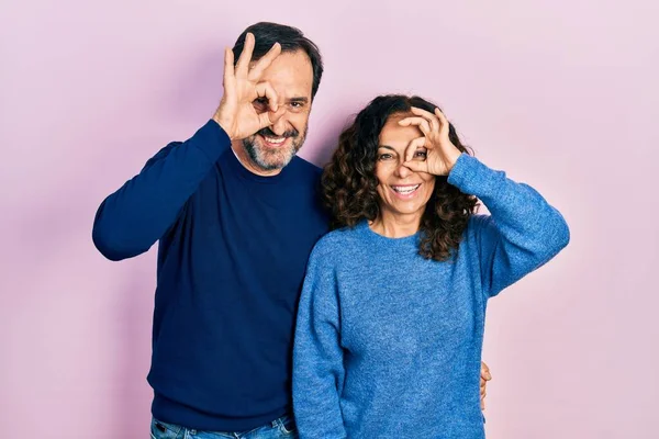 Pár Hispánských Žen Středního Věku Muž Objímající Stojící Vedle Sebe — Stock fotografie