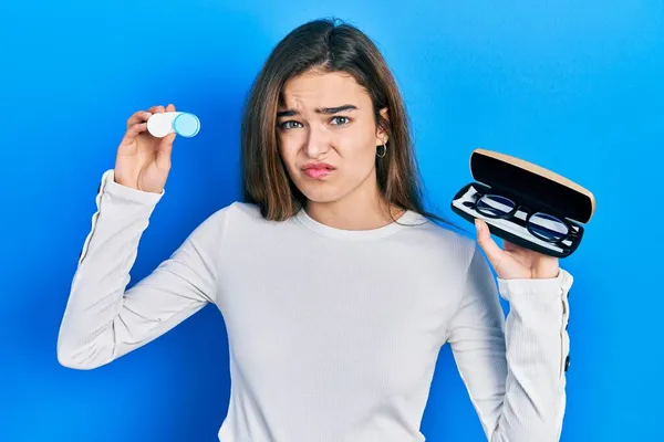 Menina Branca Jovem Segurando Óculos Lentes Contato Cético Nervoso Franzindo — Fotografia de Stock