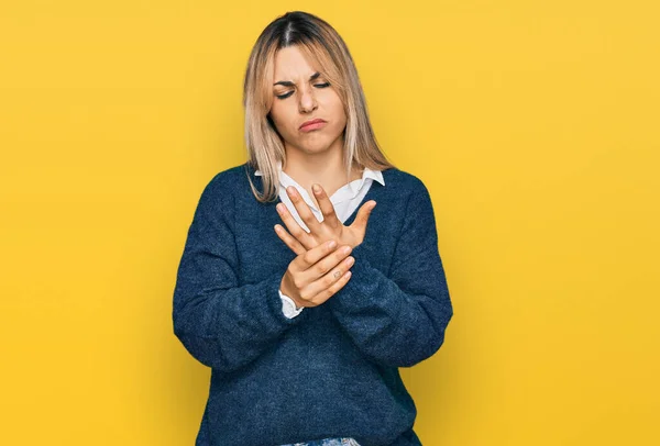 Giovane Donna Caucasica Indossa Abiti Casual Che Soffrono Dolore Alle — Foto Stock