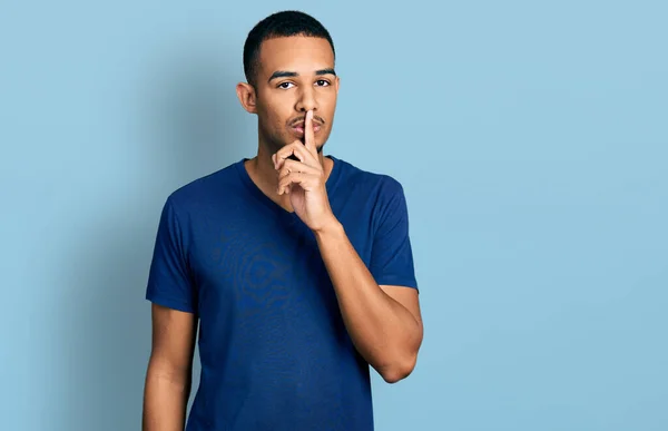 身穿休闲装的年轻的非洲裔美国人要求安静 手指放在嘴唇上 沉默和秘密概念 — 图库照片