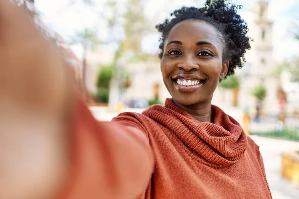 Mladý Africký Americký Dívka Usměvavý Šťastný Aby Selfie Smartphonu Městě — Stock fotografie