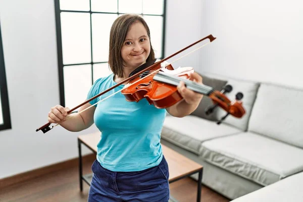 Mulher Morena Com Síndrome Praticando Violino Sala Estar — Fotografia de Stock