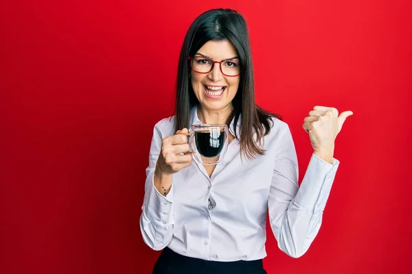 Νεαρή Ισπανίδα Γυναίκα Που Φοράει Επιχειρηματικό Στυλ Πίνοντας Καφέ Δείχνοντας — Φωτογραφία Αρχείου
