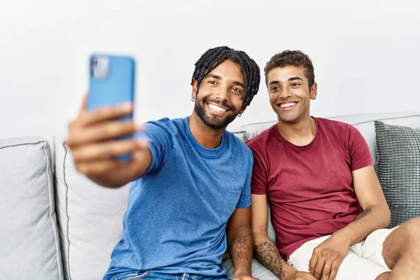 Två Män Vänner Gör Selfie Vid Smartphone Sitter Soffan Hemma — Stockfoto
