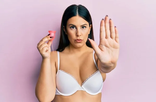 Vacker Brunett Kvinna Håller Menstruation Kopp Bär Underkläder Gör Fisk — Stockfoto