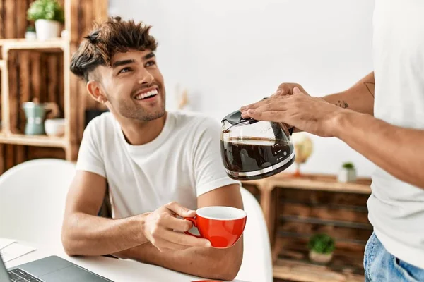 Dos Hombres Hispanos Pareja Sirviendo Café Desayunando Casa —  Fotos de Stock