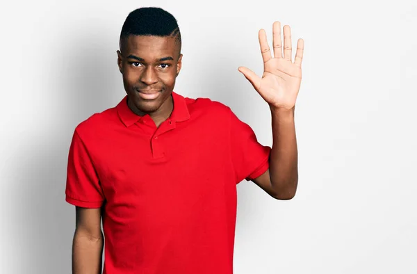 Fiatal Afro Amerikai Férfi Alkalmi Piros Pólóban Ötös Számú Ujjal — Stock Fotó