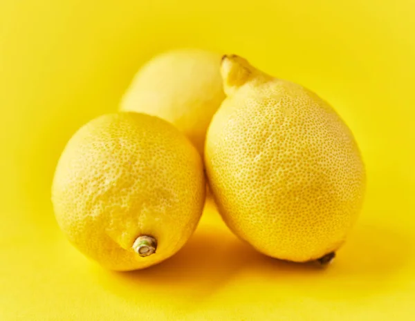 黄色背景上的一堆柠檬 — 图库照片