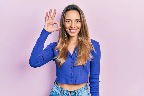 Schöne Hispanische Frau Trägt Legeres Blaues Hemd Lächelt Positiv Und — Stockfoto