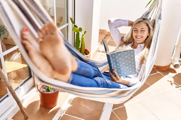 Jovem Loira Leitura Livro Deitado Rede Terraço — Fotografia de Stock