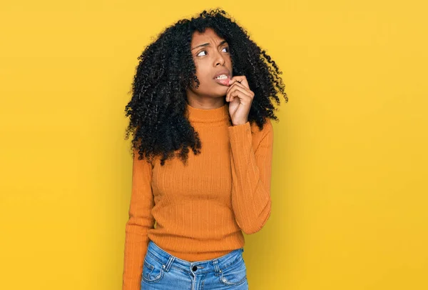 Fiatal Afro Amerikai Lány Alkalmi Ruhát Visel Stresszesnek Idegesnek Tűnik — Stock Fotó