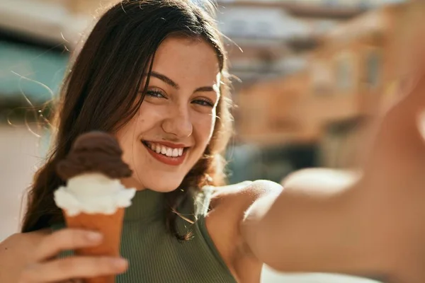 年轻的高加索女孩在城市里吃冰淇淋 在摄像机前自拍 — 图库照片