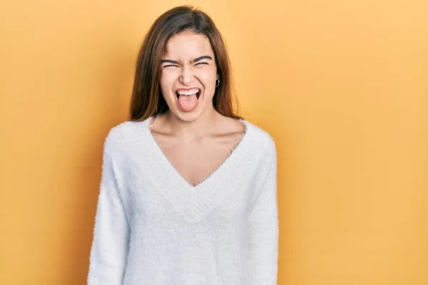 Günlük Kıyafetler Giyen Genç Beyaz Kız Komik Bir Ifadeyle Dilini — Stok fotoğraf