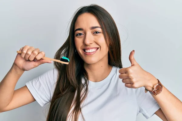 Ung Latinamerikansk Flicka Håller Tandborste Med Tandkräm Ler Glad Och — Stockfoto
