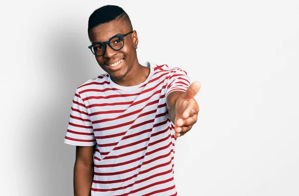 Joven Hombre Afroamericano Vistiendo Camiseta Casual Gafas Sonriente Amistoso Ofreciendo —  Fotos de Stock