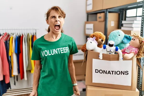 Beautiful Caucasian Woman Wearing Volunteer Shirt Donations Stand Angry Mad — Stock Photo, Image